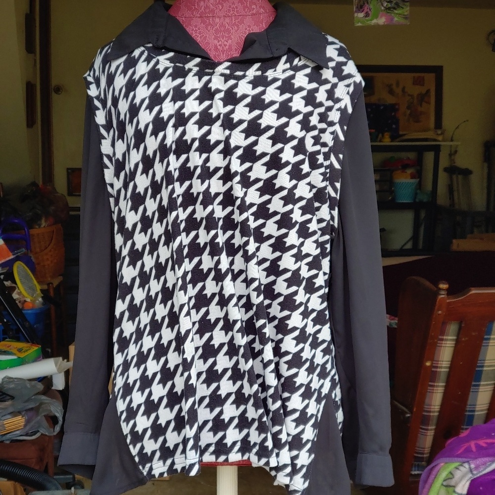 Black/white pattern light sweater